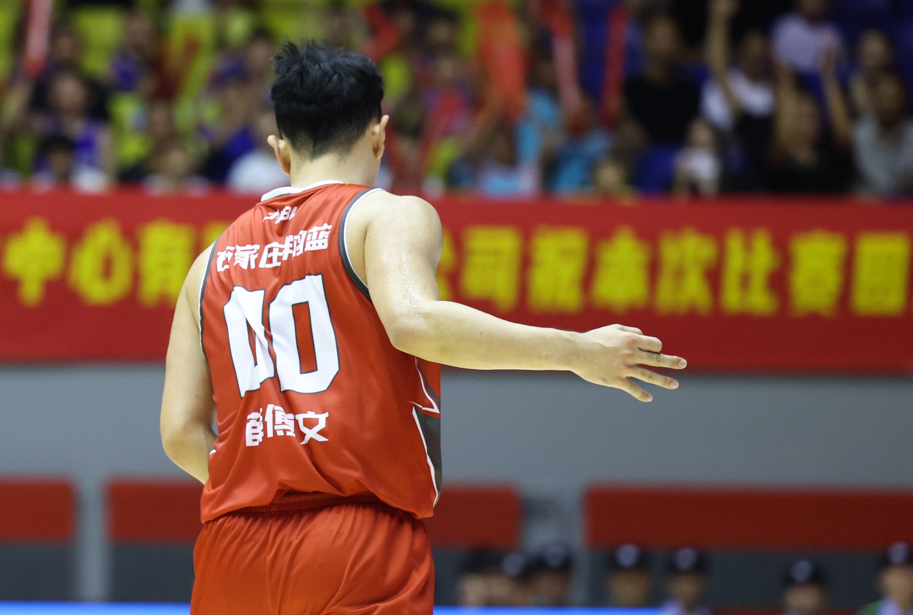 江苏男篮主场大胜，展现出强大实力(江苏男篮赛程)