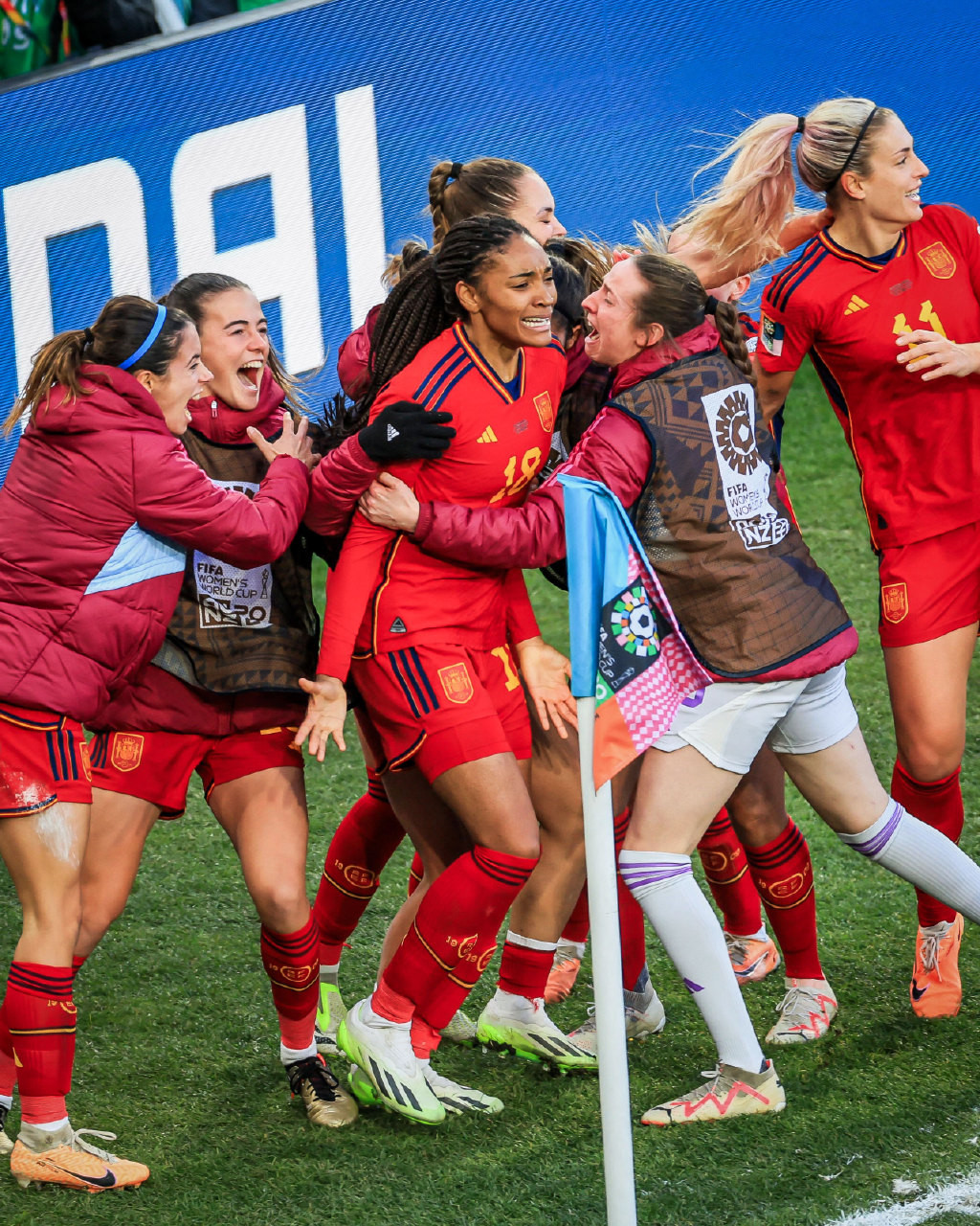 包含罕见强手碰撞，欧洲足球盛宴精彩绝伦的词条