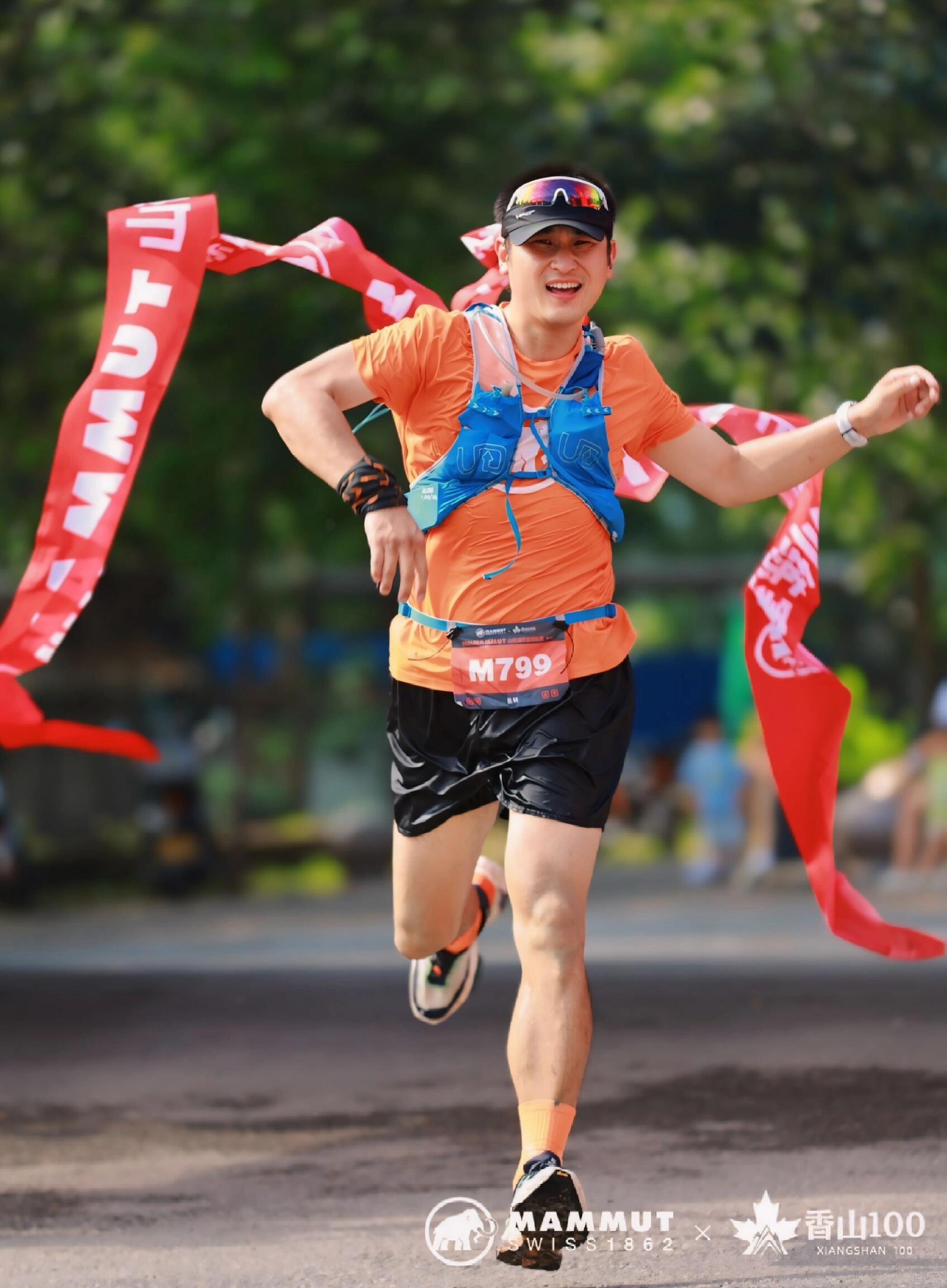 运动员们在赛后庆祝胜利，展现出团结互助的团队精神的简单介绍